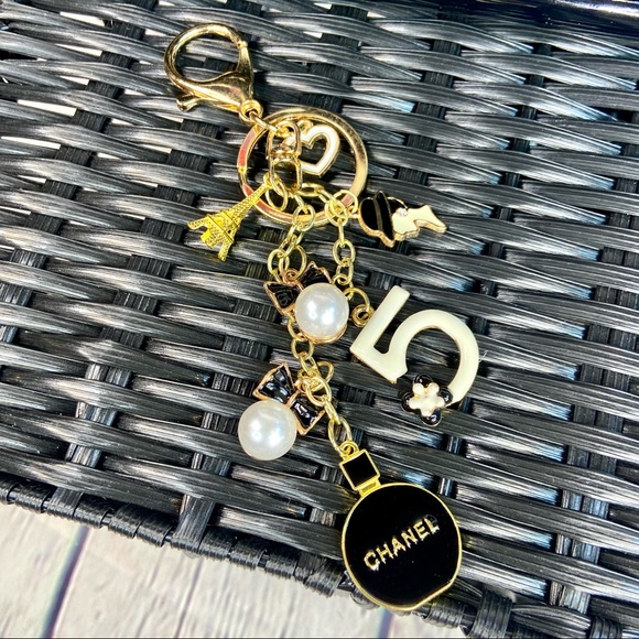 Chanel crossbody cosmetic bag from beauty line with handmade bag charm keychain - Picture 6 of 13